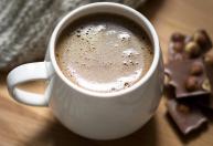 Frio pede chocolate quente: veja a versão fit sem excesso de açúcar