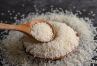 Por que é preciso lavar o arroz antes de cozinhá-lo?
