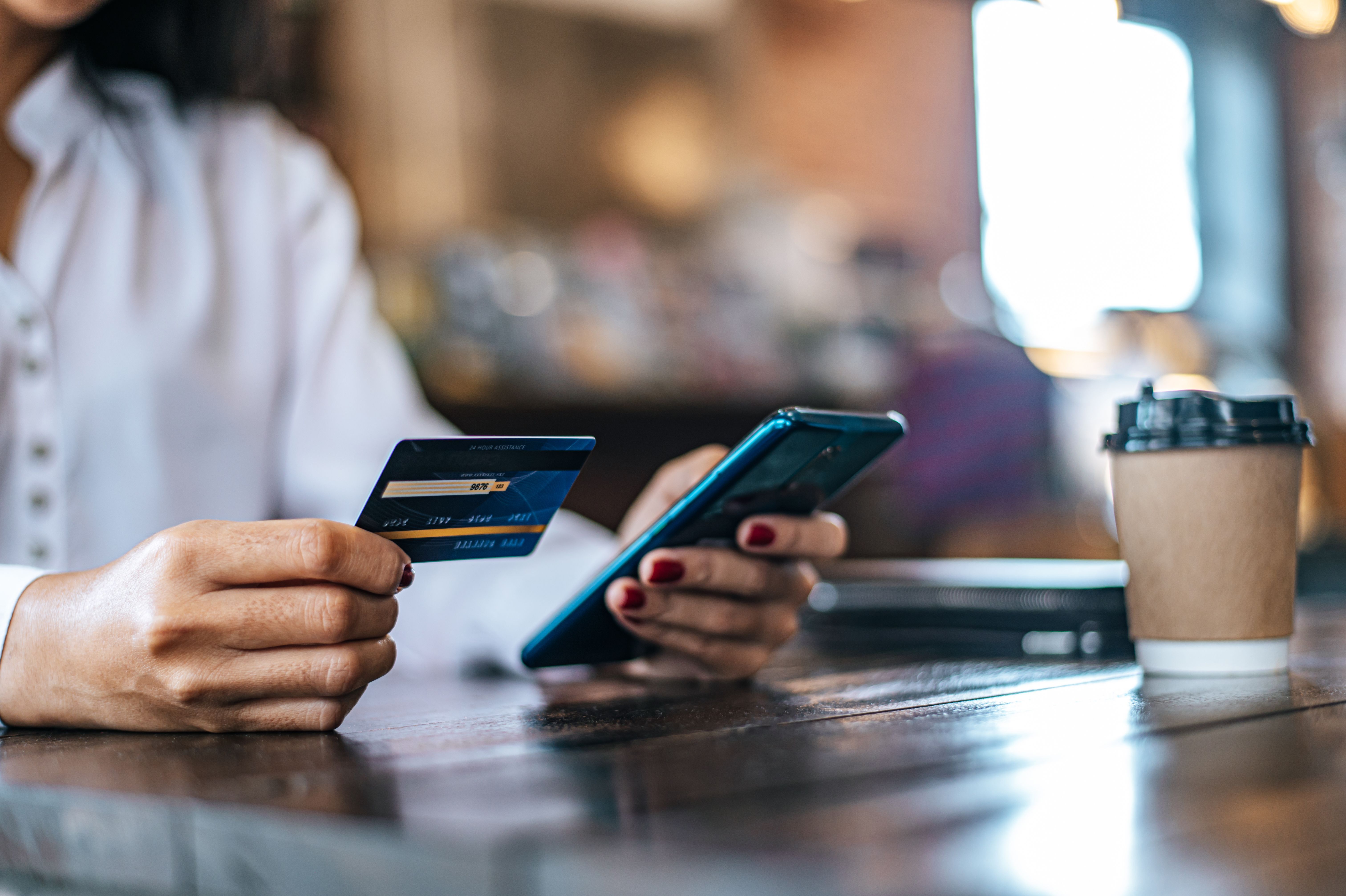 Banco digital ou banco tradicional: o que considerar além das tarifas?