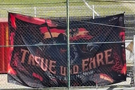 Registro da bandeira com elementos de apologia ao nazismo que foi estendida durante interclasse no Colégio Sesi Granbery em Juiz de Fora • Imagem cedida à Itatiaia por Matheus Brum