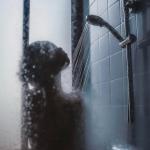 Banho quente resseca a pele? Dermatologista explica cuidados no inverno