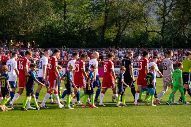 Bayern vence amistoso por 15 a 0 e chega a placar geral de 76 a 3 contra rival