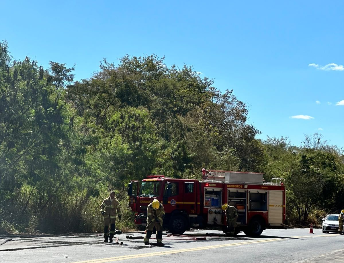 Ônibus é destruído por incêndio na BR-365, em Montes Claros