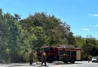 Ônibus é destruído por incêndio na BR-365, em Montes Claros