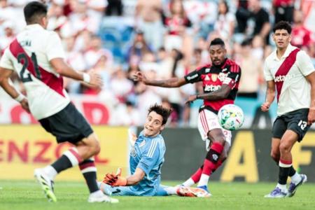 Bruno Henrique em ação pelo Flamengo contra o River Plate