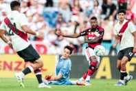 Flamengo publica nota de repúdio a ataques racistas contra Bruno Henrique