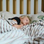 Excesso de telas antes de dormir pode favorecer o bruxismo infantil