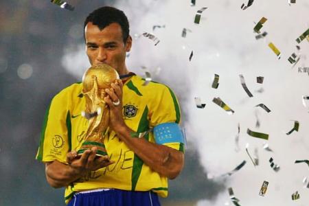 Cafu com a taça da Copa do Mundo, em 2002
