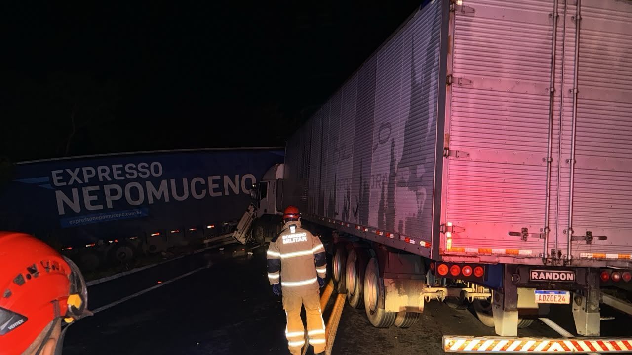 Acidente entre três caminhões deixa um morto e um ferido na BR-135, em Engenheiro Navarro