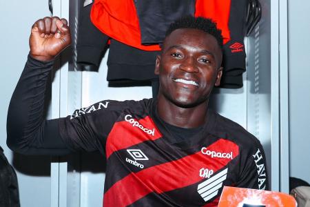 Kevin Viveros celebra no vestiário após vitória do Athletico-PR no Brasileirão 2026