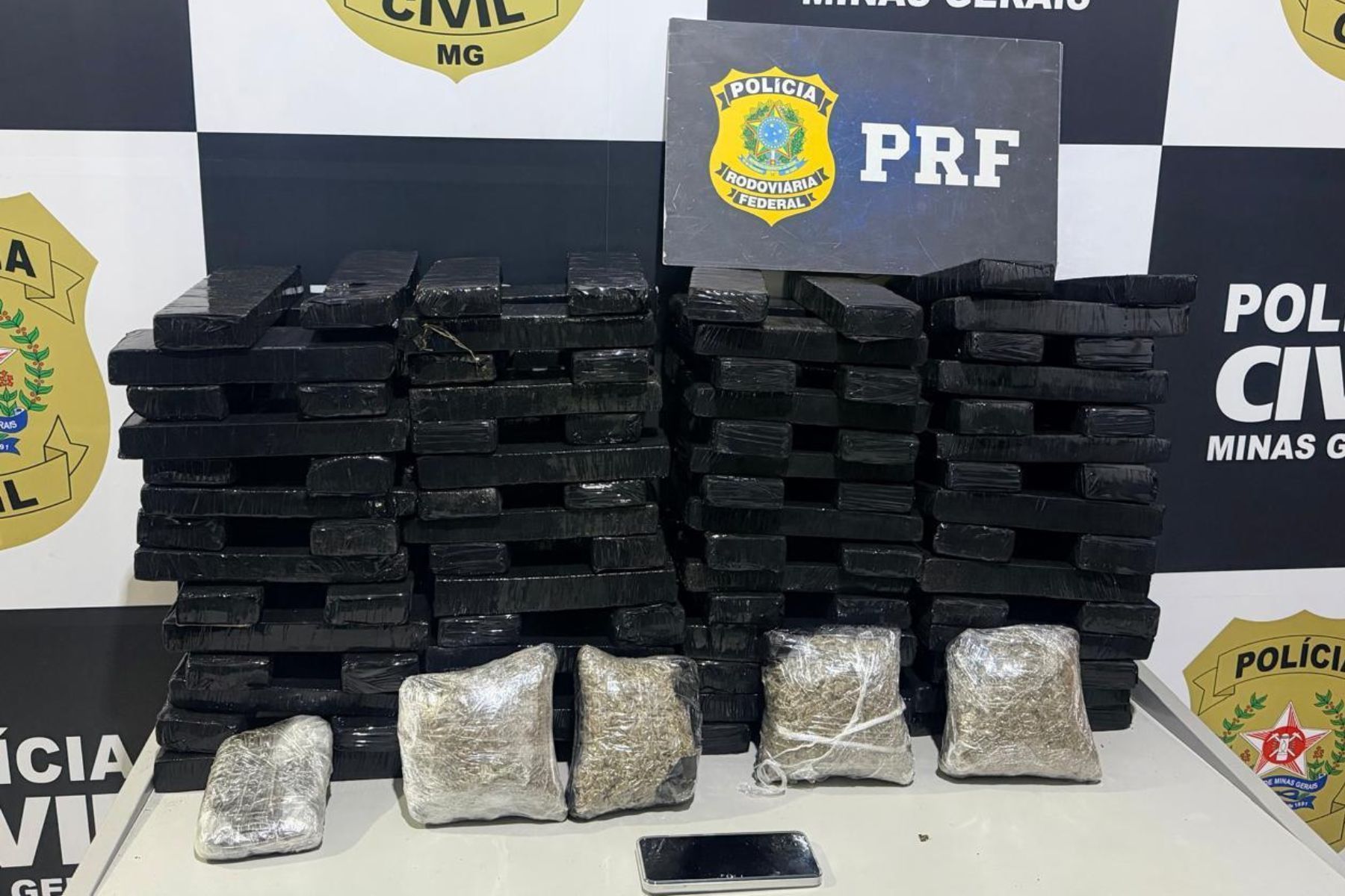 PCMG e PRF interceptam cerca de 200 kg de drogas a caminho de Muriaé