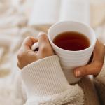 Seis chás naturais que ajudam a dormir melhor e combater a insônia