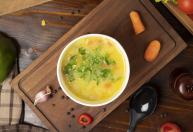 Caldo de galinha caseiro: receita nutritiva para aquecer os dias frios