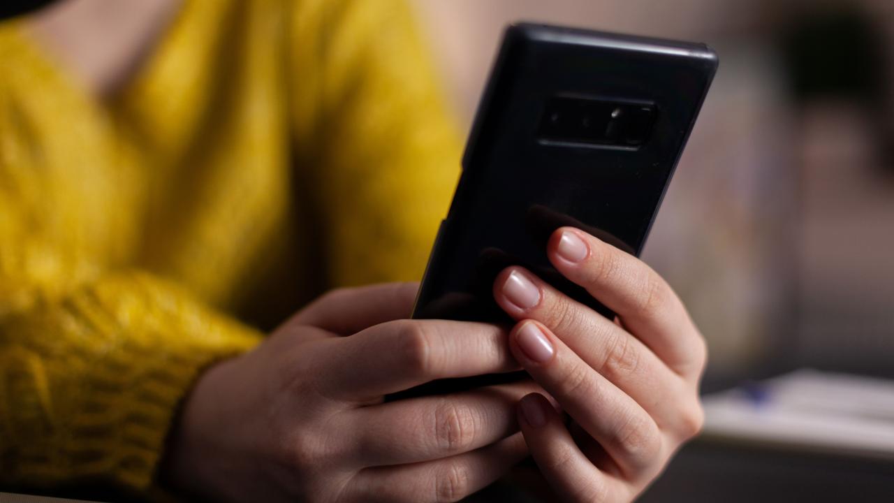 Excesso de telas: 8 sinais de que o celular e redes sociais podem estar afetando a saúde | Rádio Itatiaia