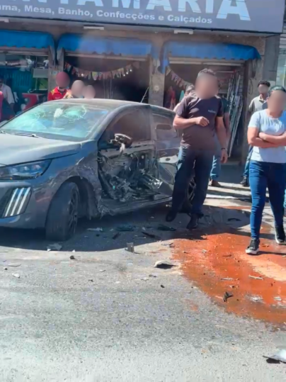 Duas mulheres ficam feridas após acidente envolvendo carros e motocicleta em Montes Claros