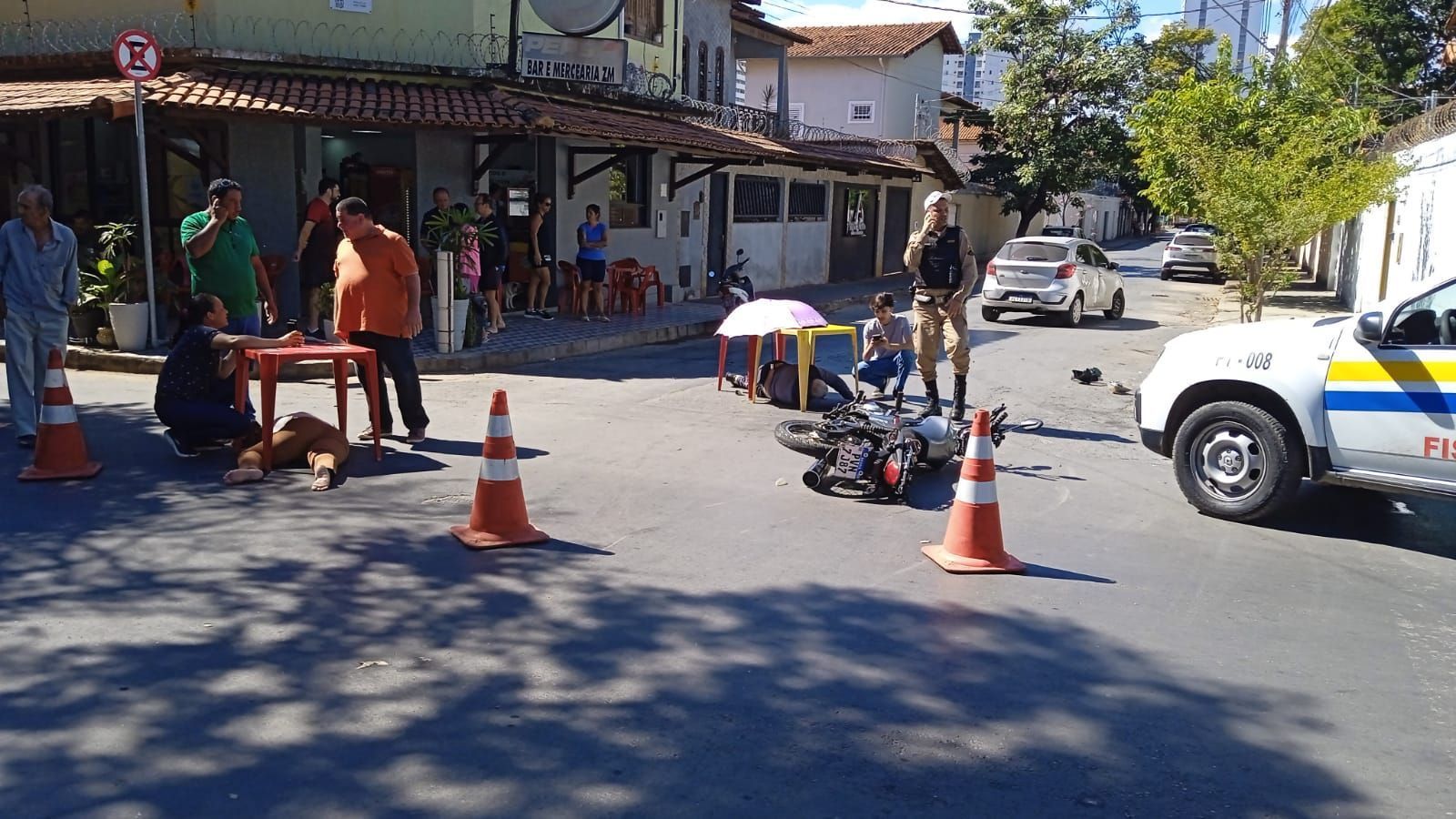 Duas pessoas ficam feridas em colisão entre carro e motocicleta em Montes Claros