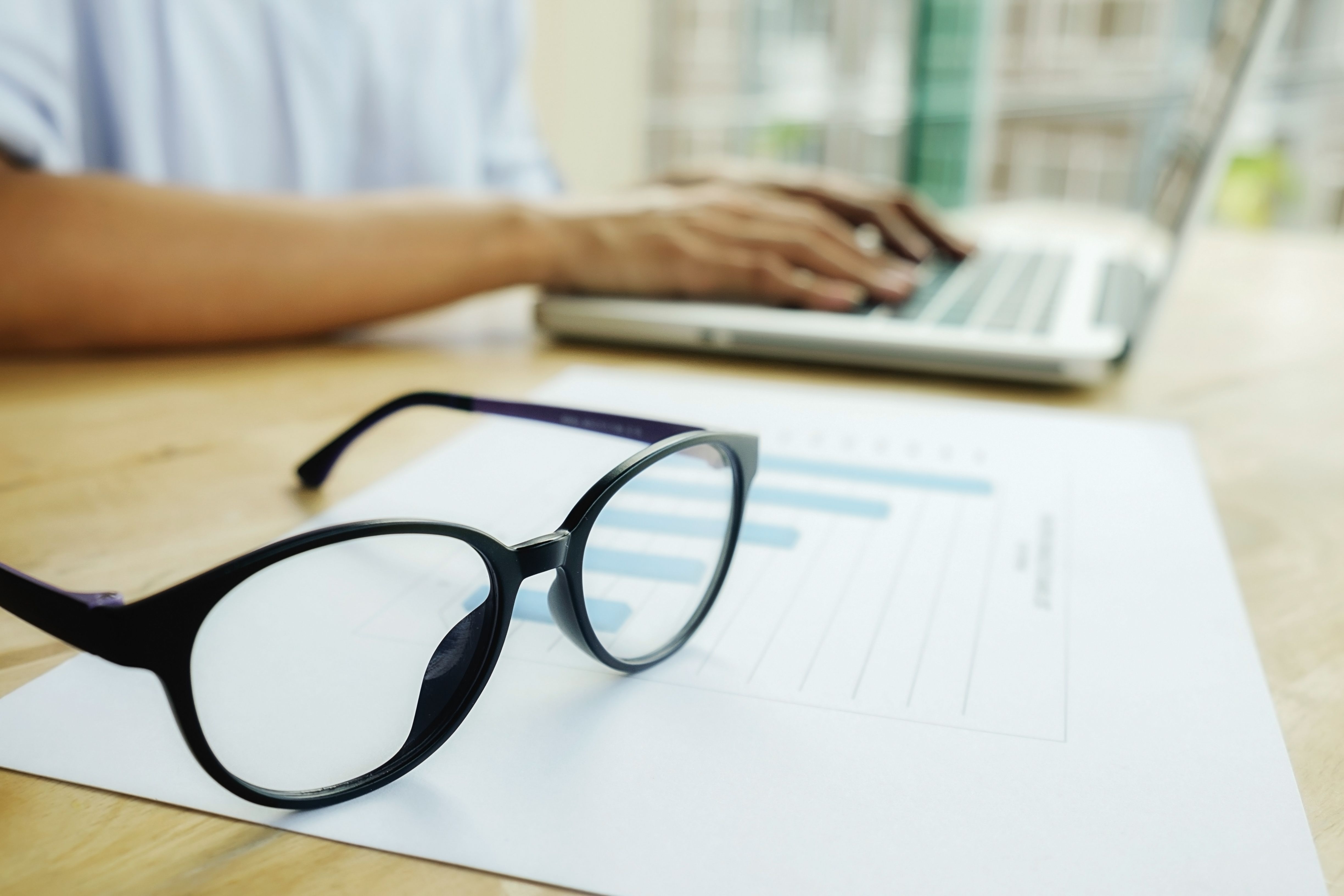 Como a transparência influencia a confiança dos clientes em um banco?