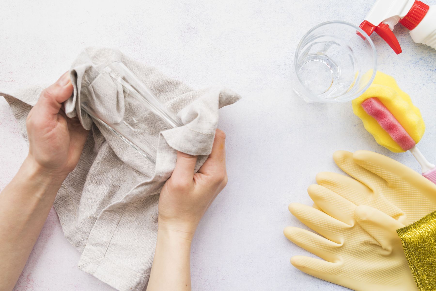 Como remover manchas de água sanitária das roupas? Confira dicas rápidas e práticas