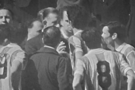 Parte da confusão da expulsão de Rattín em Inglaterra 1x0 Argentina em 1966 • Reprodução/Fifa