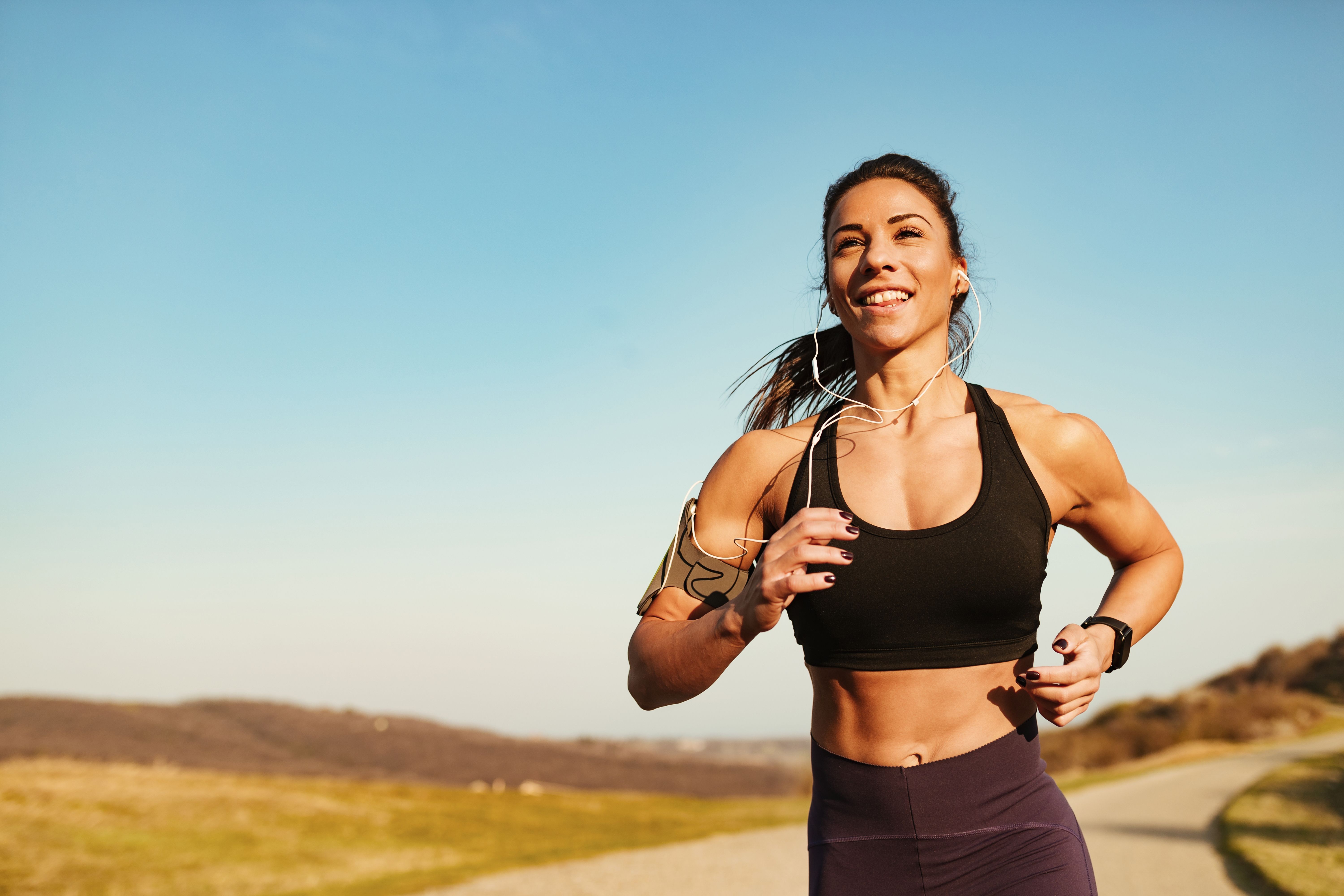 Correr envelhece o rosto? Especialista explica relação entre a saúde da pele e o esporte