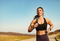 Correr envelhece o rosto? Especialista explica relação entre a saúde da pele e o esporte