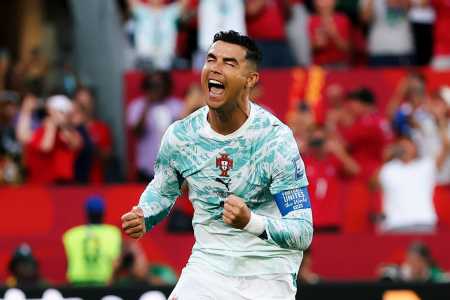 Cristiano Ronaldo celebra gol por Portugal contra a Croácia