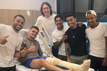 Gabriel Pec no hospital após cirurgia com companheiros de Cruzeiro