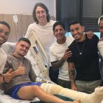 Gabriel Pec recebe visita de jogadores do Cruzeiro após cirurgia por grave lesão