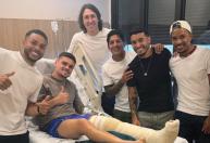 Gabriel Pec recebe visita de jogadores do Cruzeiro após cirurgia por grave lesão