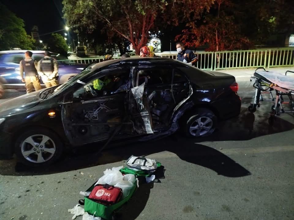 Motorista fica gravemente ferido após carro atingir poste e muro em Montes Claros