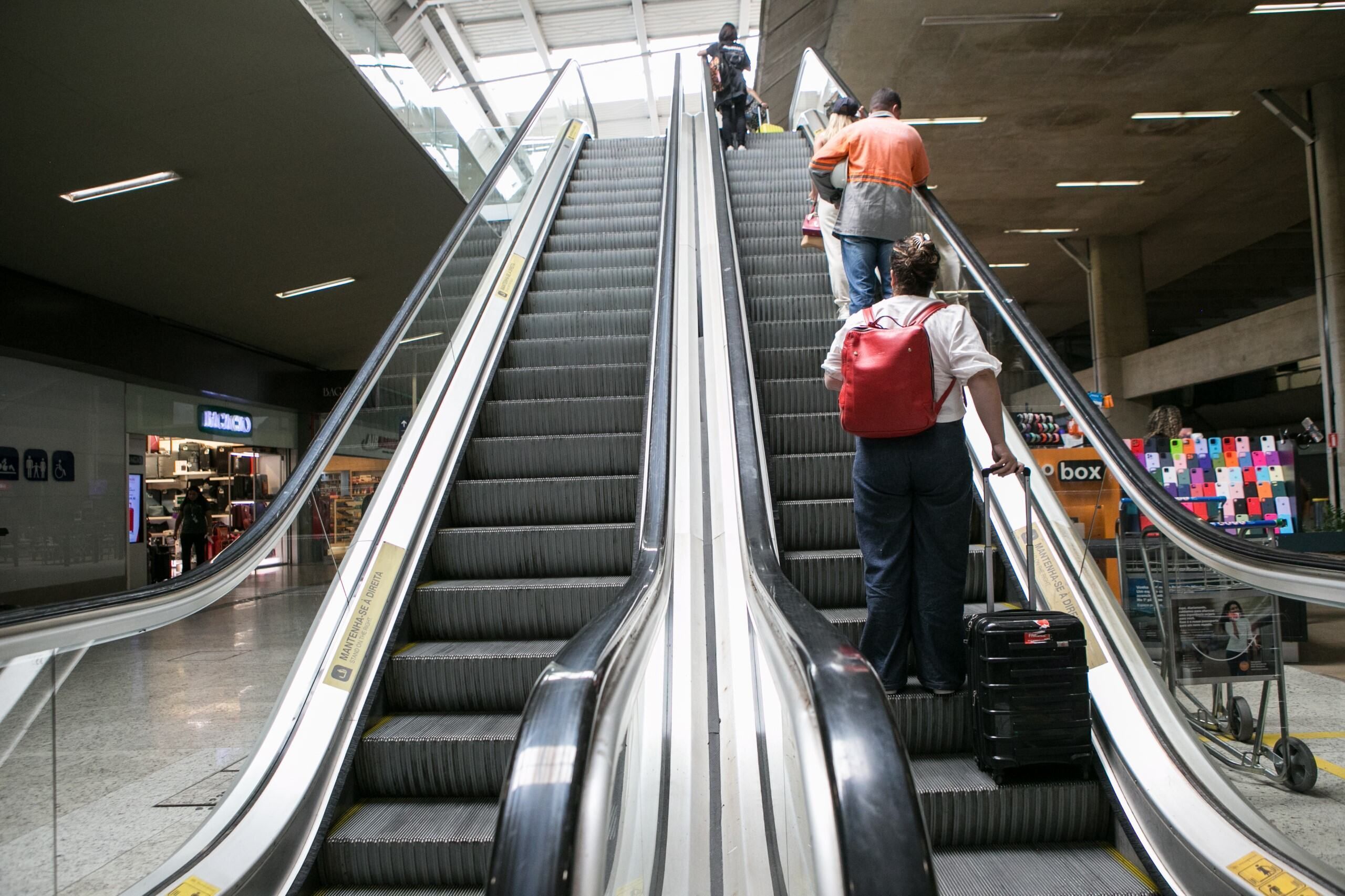 Passageiros reclamam de demora de 1 hora na entrega de malas no Aeroporto de Confins