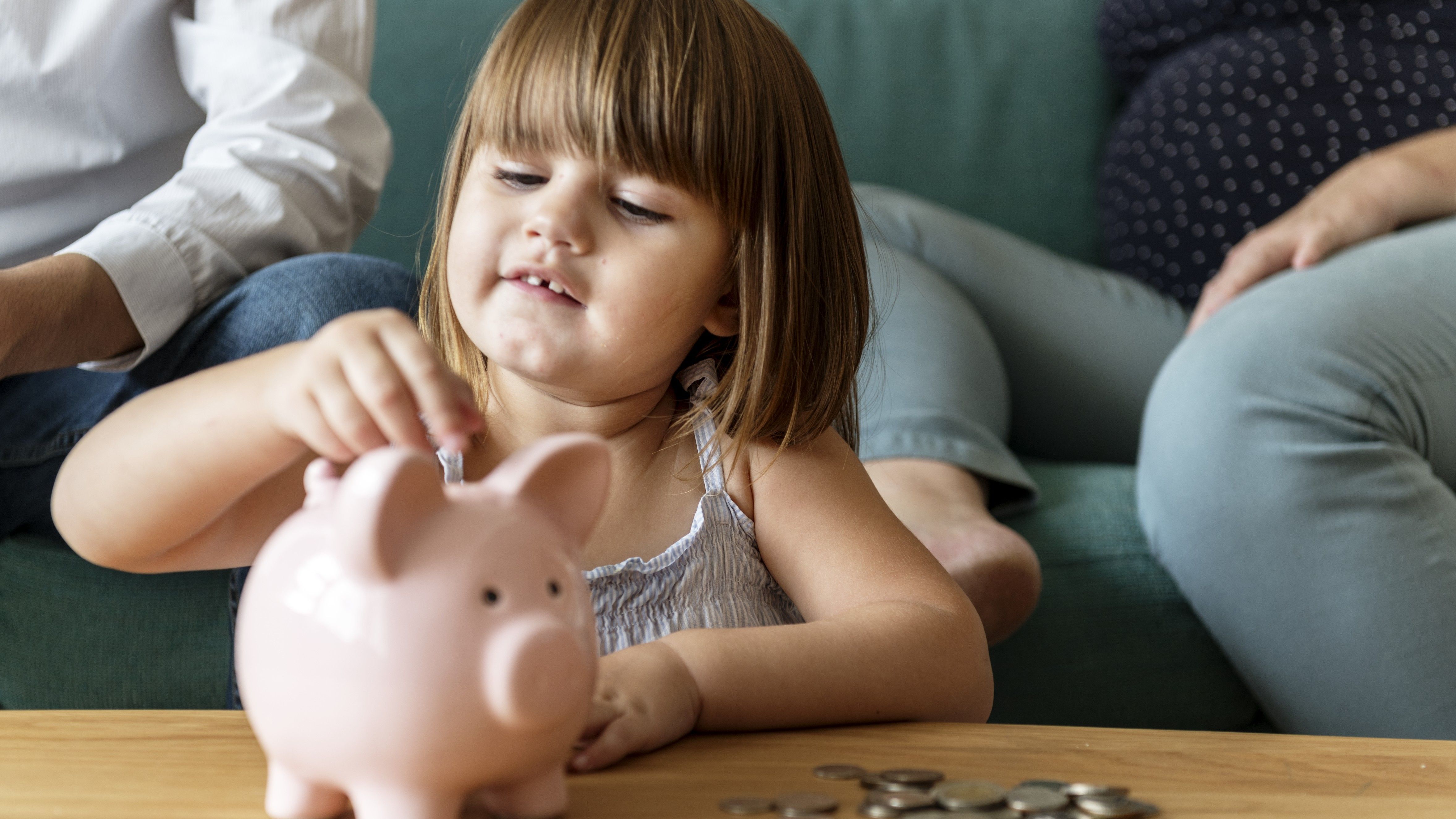 Educação financeira infantil: quais investimentos os pais podem fazer para as crianças?