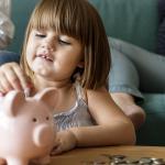 Educação financeira infantil: quais investimentos os pais podem fazer para as crianças?