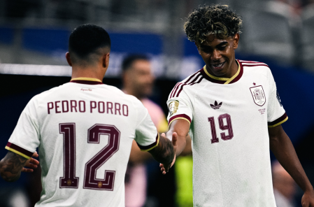 Pedro Porro e Lamine Yamal celebram em França 0 x 2 Espanha, na Copa do Mundo de 2026