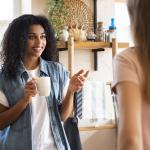 Fala rápido demais? Saiba o que esse hábito pode revelar sobre você, segundo a psicologia