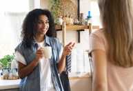 Fala rápido demais? Saiba o que esse hábito pode revelar sobre você, segundo a psicologia