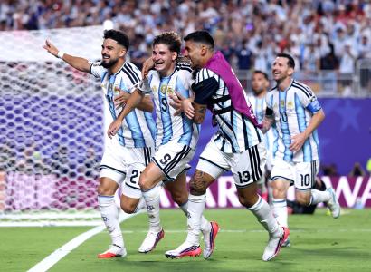 Flaco López, à esquerda, comemora o gol de Júlian Álvarez, da Argentina