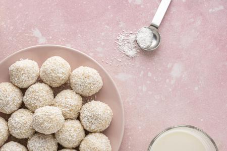 Com poucos ingredientes, o beijinho fit de colher mostra que é possível adaptar sobremesas tradicionais sem abrir mão do sabor