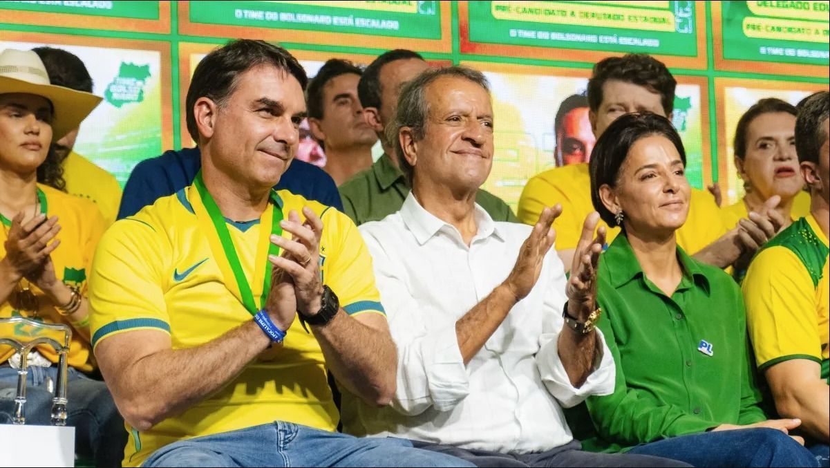 Flávio Bolsonaro é oficializado como candidato a presidente em evento em São Paulo