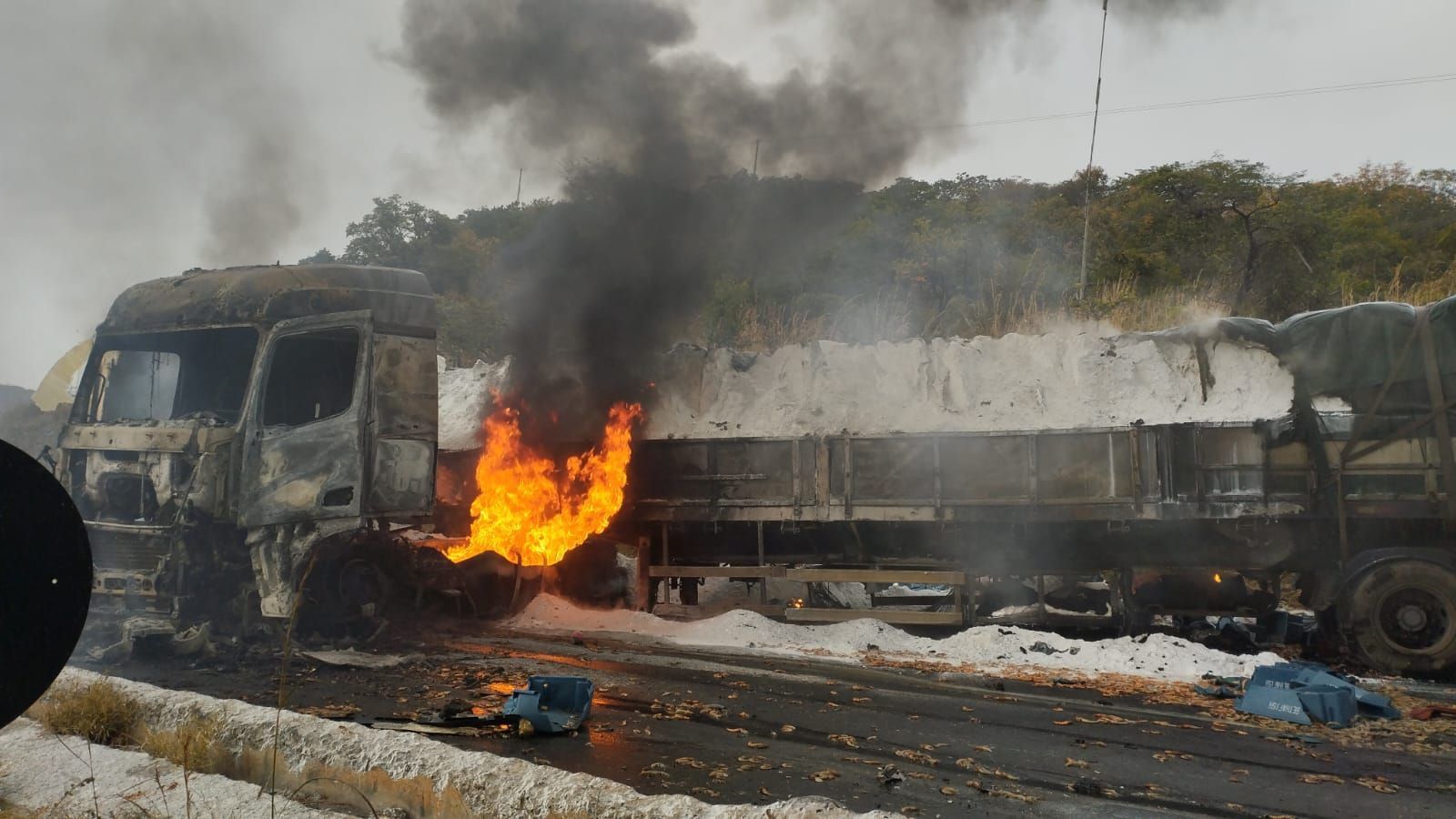 Caminhoneiro morre em acidente com incêndio na BR-251, no Norte de Minas