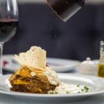 Restaurante vende marmitas a partir de R$ 10 e funciona como igreja à noite