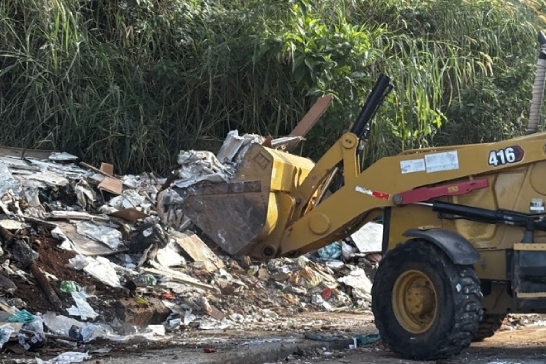 Mais de quatro caminhões de resíduos são retirados do Bairro Teixeiras