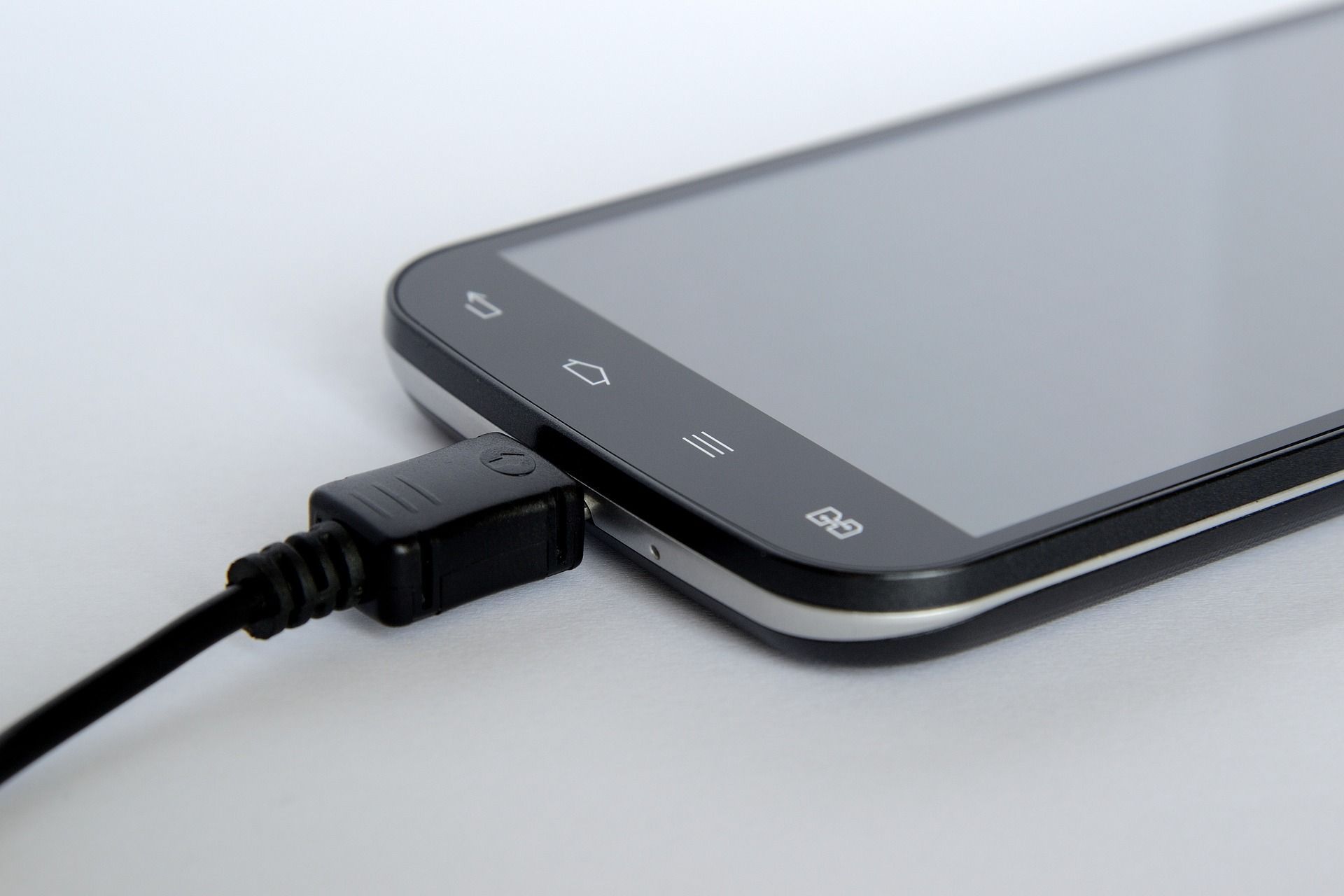 Por que não deixar carregador conectado após carregar seu celular, tablet e outros dispositivos