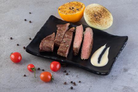Petiscos preparados com carnes magras e molhos caseiros são alternativas mais equilibradas para acompanhar bebidas durante o inverno.