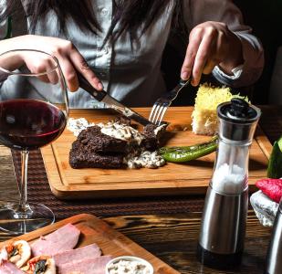 O bife de chorizo é um dos cortes mais tradicionais da culinária argentina e ganha destaque no inverno