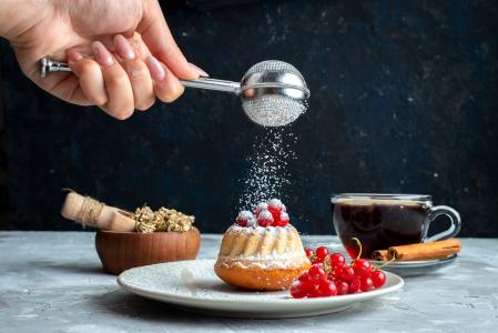 O consumo excessivo de açúcar pode favorecer fatores de risco associados ao declínio cognitivo, como obesidade e diabetes tipo 2