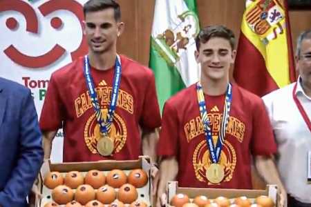 Fabián Ruiz e Gavi em homenagem com tomates após título mundial da Espanha