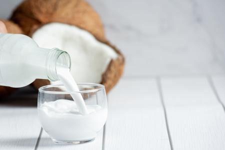 Alternativa vegetal ao leite de vaca, o leite de coco pode ser preparado em casa com apenas dois ingredientes e utilizado em diversas receitas.