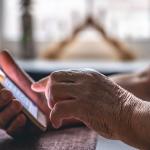 '60 demais': casal ensina idosos a usar tecnologia para envelhecer com autonomia