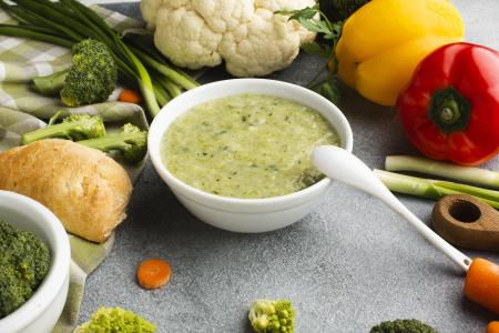 Além de aquecer nos dias frios, o caldo verde é uma forma prática de incluir vegetais na alimentação.